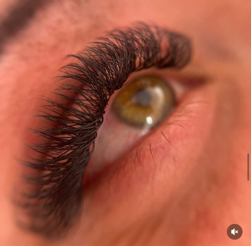 Detalhe de extensao de cilios em close