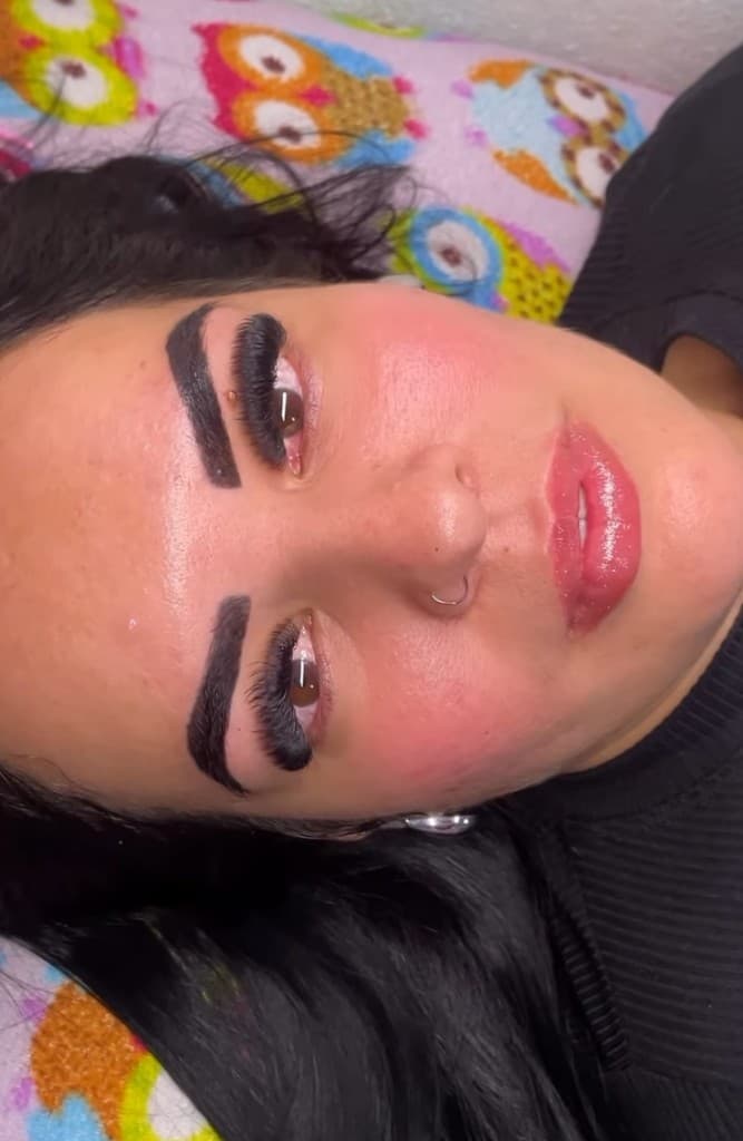 Cliente com cilios marcantes em ambiente colorido