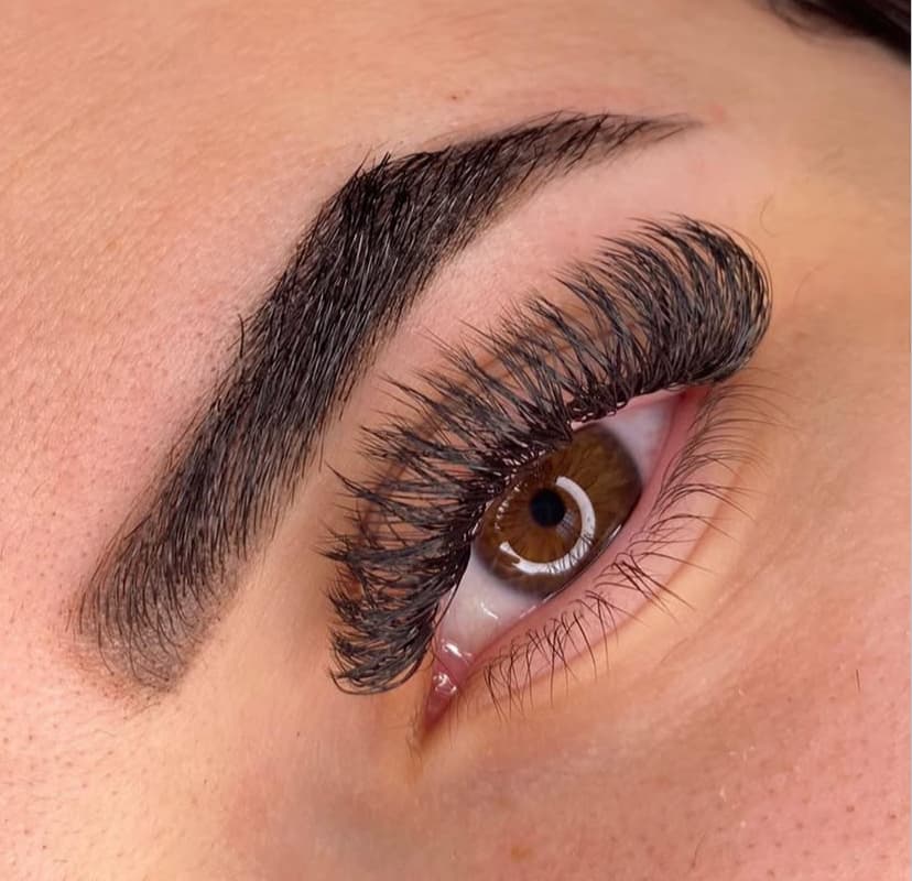 Extensao de cilios em cliente real