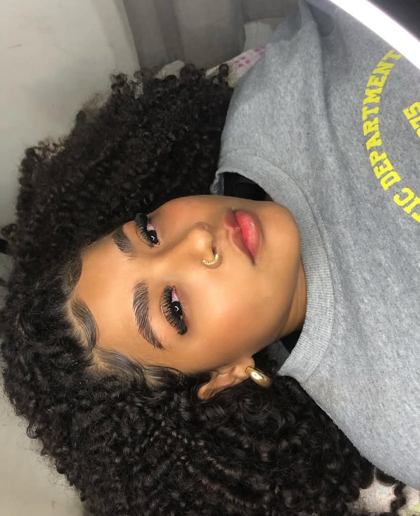 Cliente com sobrancelhas alinhadas